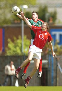 gaelic-football-high-catch